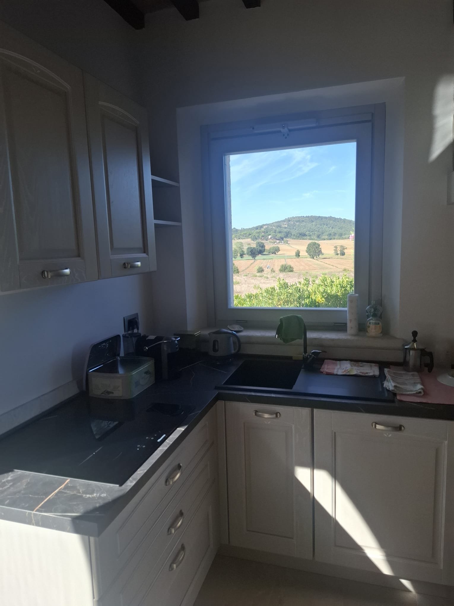 Cucina attrezzata con finestra sulla campagna