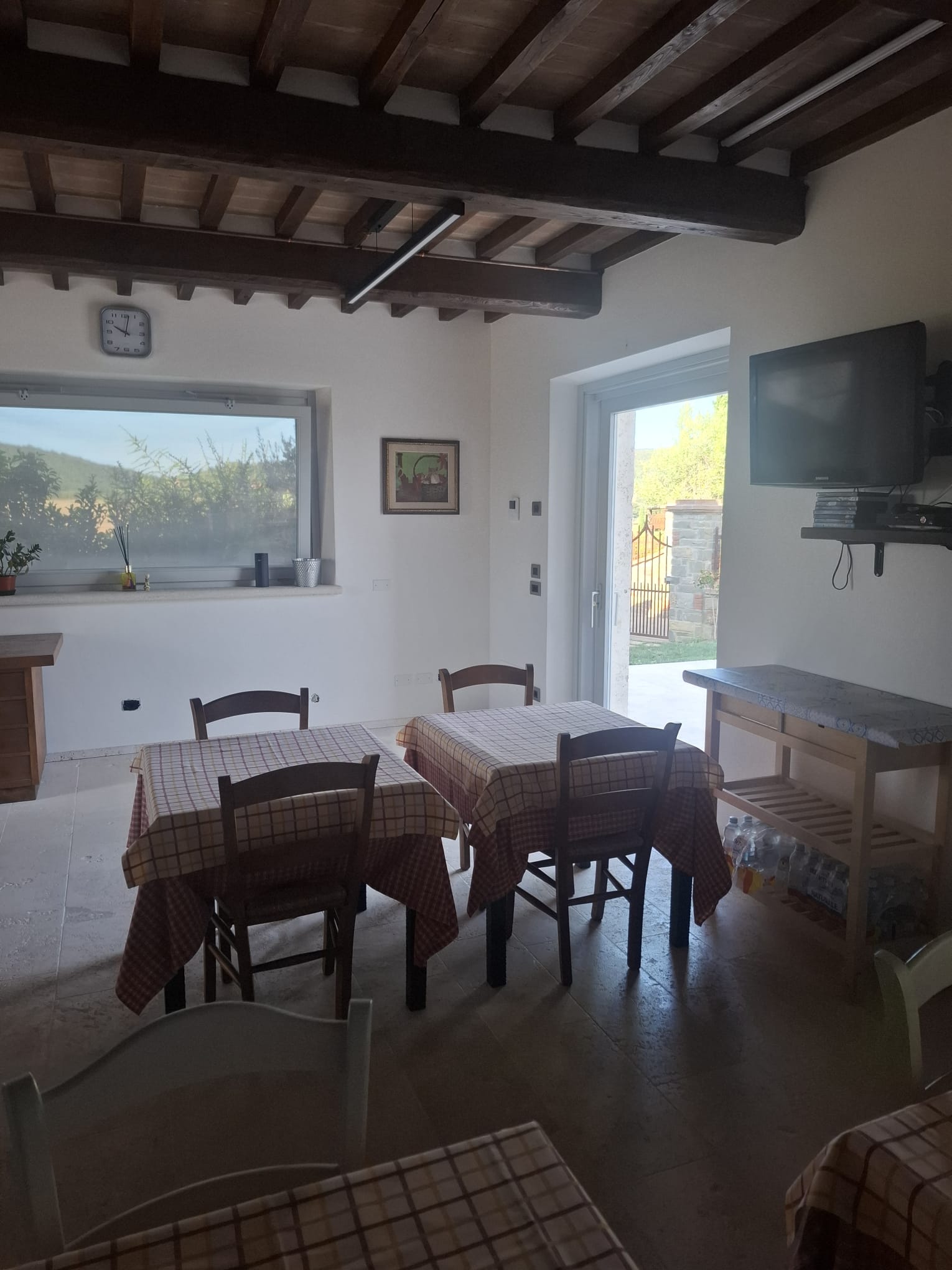 Zona pranzo luminosa dell'agriturismo